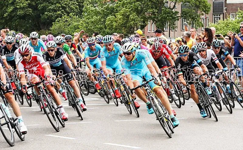 飙速风云：摩托车赛事中的激情与极限